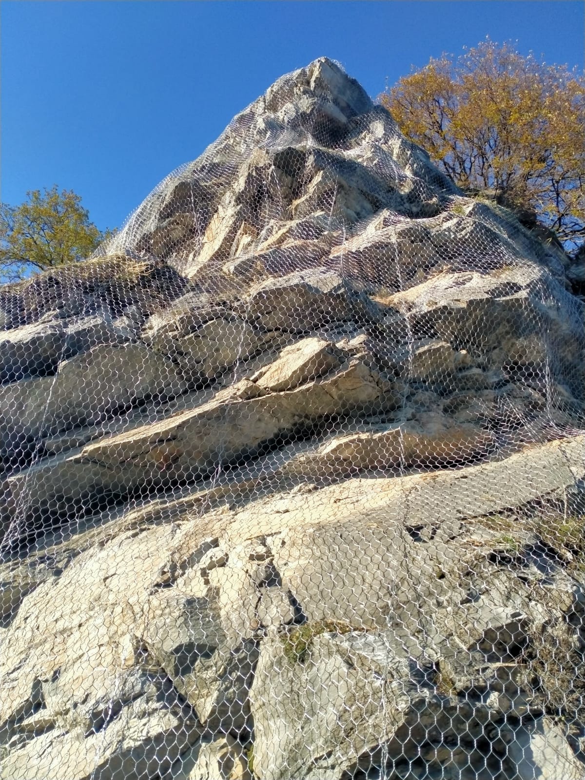 Posa rete di contenimento parete rocciosa a Bellino